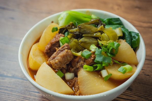 再加上青江菜、酸菜、蔥花就完成一碗蕃茄牛肉麵了！
(酸菜要燙過，不然會太鹹。)