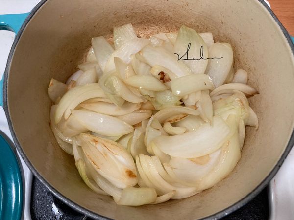 準備至少可裝1000CC量的鍋。我在這兒使用的是18鑄鐵鍋.鐵鍋內放油，加入切好洋蔥翻炒。中小火，約2分鐘，把洋蔥炒至略黃，香味和甜味炒出來。