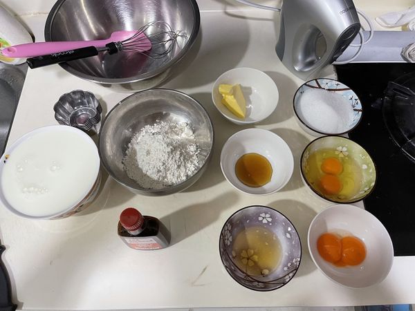 1.將所有材料準備好
2.奶油乳酪、紅色切達乳酪、雞蛋可以先退冰，比較好攪拌
3.