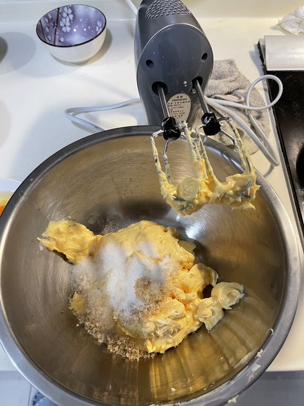 依序
加入白砂糖，打勻
加入雞蛋，打勻
加入鮮奶油，打勻。