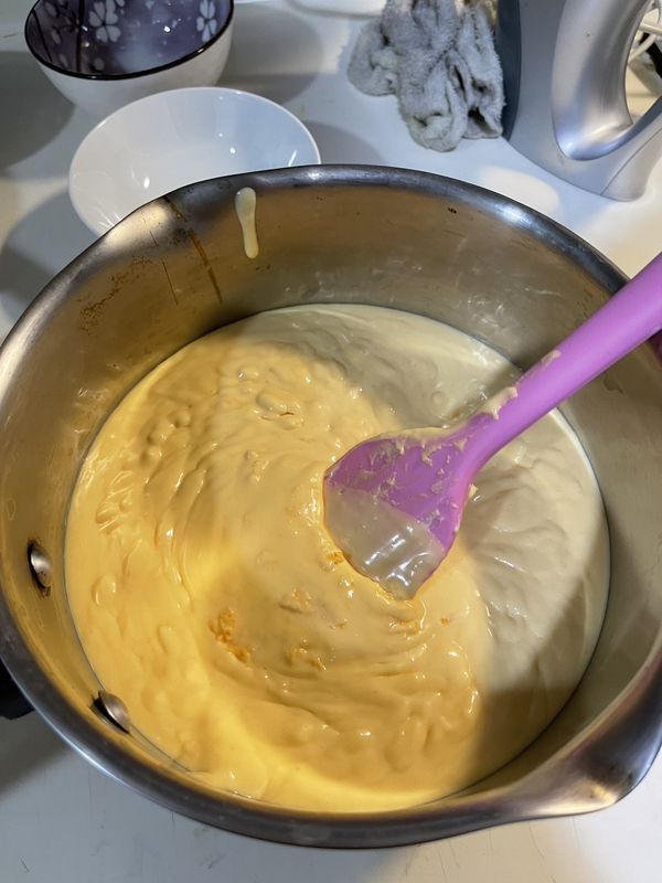 最後加入過篩的低筋麵粉，用橡膠刮刀用J字法打勻。
PS:此時整個麵糊應該要很水狀的流動，如果很濃稠，再用隔水加熱。