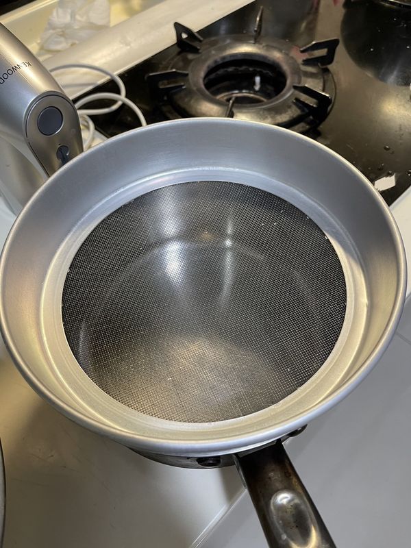 麵糊過篩，可以讓蛋糕口感更綿密跟細緻，但此步驟也可以不做。