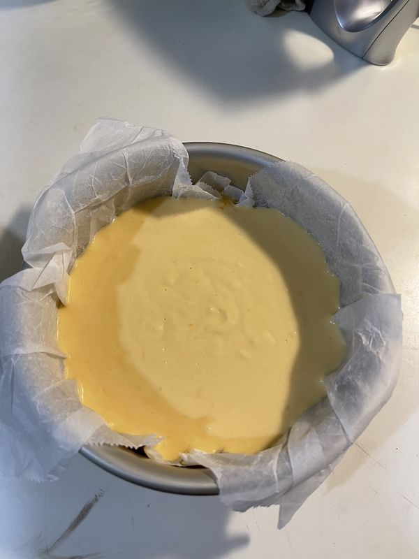 將蛋糕糊倒入預備好的蛋糕模具中，約7分滿，均勻地鋪平，讓模具在桌上輕輕地墜落三次，把空氣給敲出來。