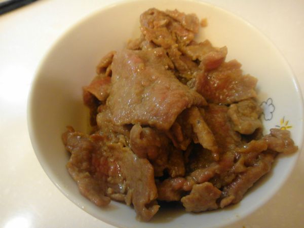 起油鍋，中大火,先將牛肉加入太白粉拌勻炒至七分熟盛出.轉小火同鍋先炒香洋蔥絲,炒軟之後下蒜末辣椒爆香後再下咖哩粉,拌勻後加入所有[調味料],嚐味道調整至喜好的鹹度