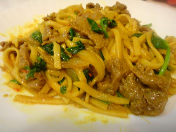 麵條煮至半熟後撈起放入炒鍋加蓋悶至全熟,放入大豆苗拌炒最後加入牛肉拌勻即可起鍋.