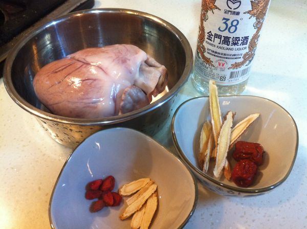 食材備妥如右圖,中藥材用水沖過即可..豬心燙過後將心室裡的血塊盡量擠出..備用..