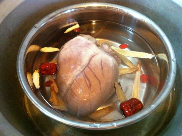 將所有食材除了塩,放入大同電鍋裡,外鍋加2杯水..按下開關...