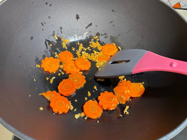 爆香油蔥或蒜和點綴的紅蘿蔔