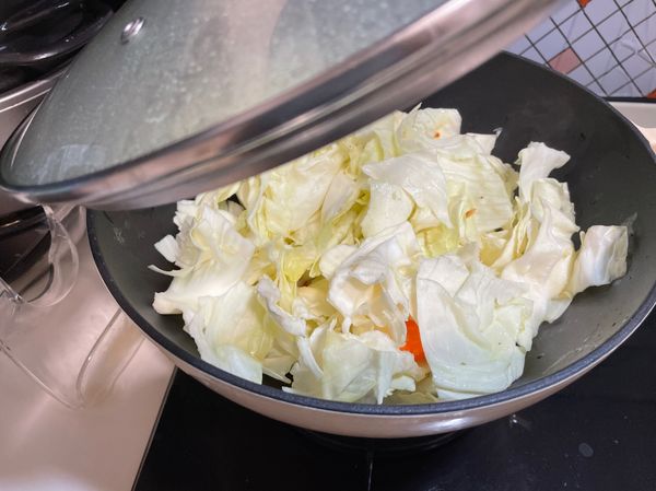 下高麗菜和一點水蓋鍋蓋悶煮