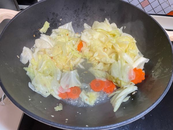 百高麗菜撥到旁邊，高麗菜湯汁就會出來一個空間，用來炒肉片