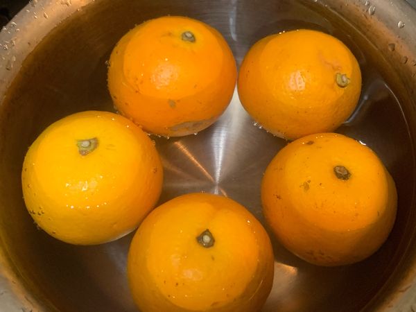 柳丁外果皮刷洗乾淨，可以用溫水更好。