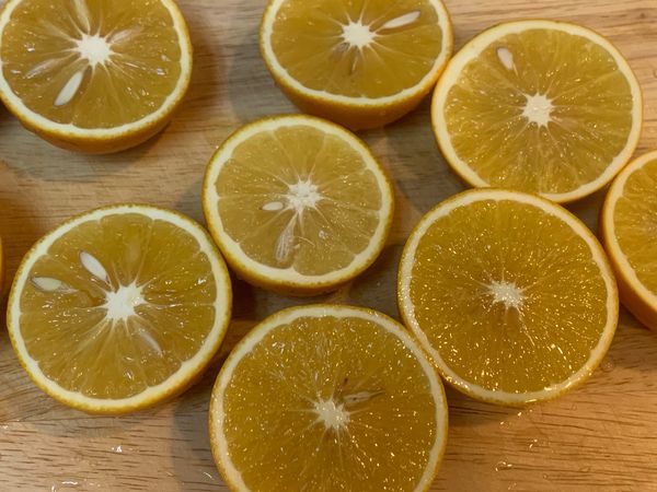 柳丁對切榨汁，任意榨汁機都可以，這次量不多用叉子慢慢擠。