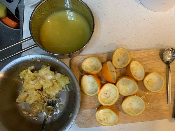 榨汁完再將汁、皮、渣分開。