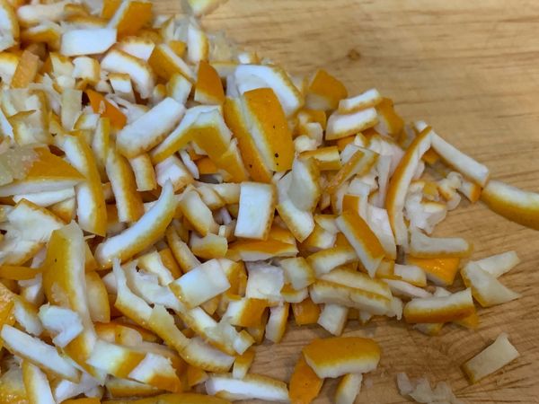 果皮切丁，視喜歡切適當大小。