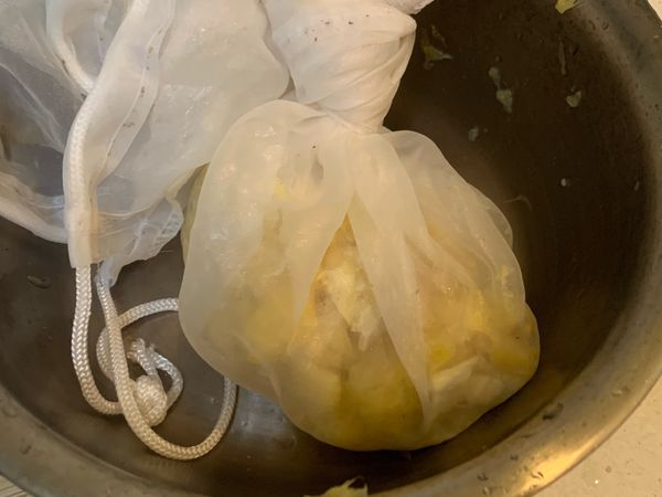 挖出來的果渣用布袋或是乾淨藥袋包起來一起熬煮，可以增加味道及果膠形成。