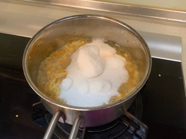 熬煮前果汁+果皮淨重400克，
所以加糖50%，200克糖，
繼續熬煮。