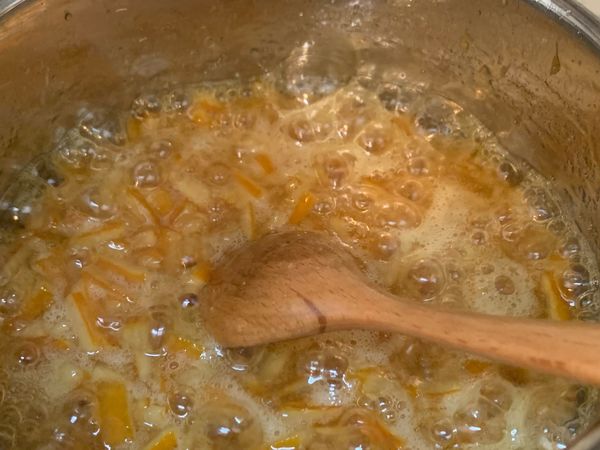 微火熬煮至108度，
隨時攪拌避免燒焦，
有食譜寫106度，
這次量少所以只熬煮約20分鐘，