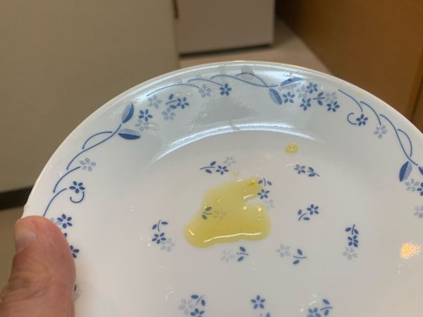 確認是否有果膠形成，取一點汁液在盤子上，放入冷凍庫一下，讓汁液冷卻。