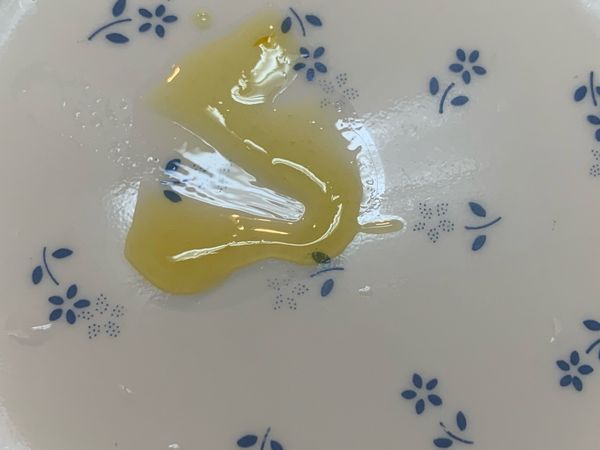 1分鐘後取出用手沾取，確認有黏稠度，同時試試味道，這時如果需要酸味可以加一顆檸檬汁再煮一下，再確認黏稠度就完成了。