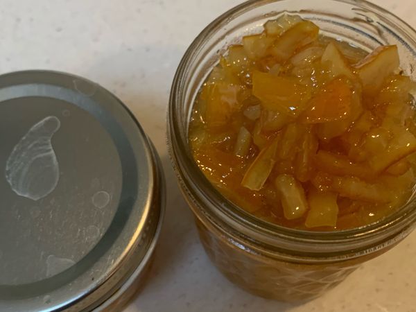 乾淨玻璃瓶用熱水煮過陰乾，趁熱將果醬裝罐。