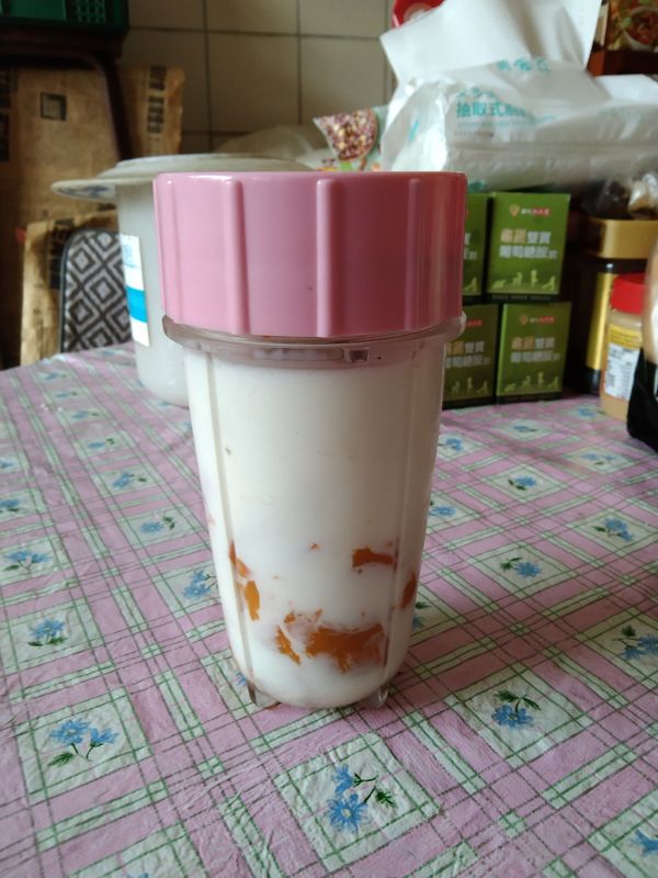 南瓜塊加入,倒牛奶