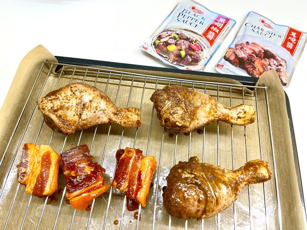 生雞腿用叉子叉深幾處(較入味)，再倒入可味飲黑胡椒醬，混勻，放入保鮮盒冷藏(有真空的可以放更久)，一晚就能氣炸或蒸烤爐烤來吃