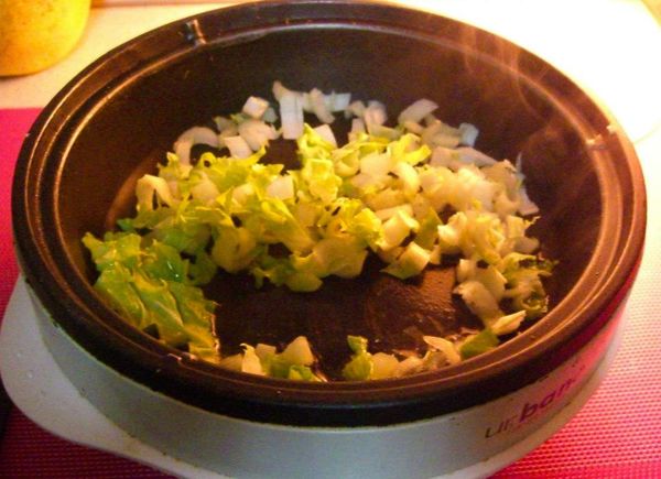 用泰山橄欖油起油鍋，爆香薑末，接著放入青菜絲炒至變軟後，