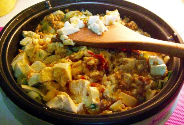 加入素肉醬，放入豆瓣醬