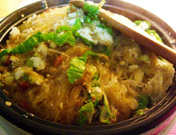 接著再放入冬粉、醬油拌炒後，繼續翻炒約一、二分鐘後，加入香油稍微攪拌後盛盤。