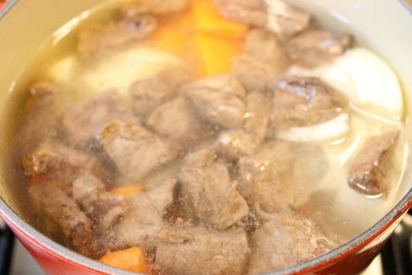 加水稍稍滿過所有材料。開火煮到水滾，蓋上鍋蓋，轉小火。燜煮個50分鐘。