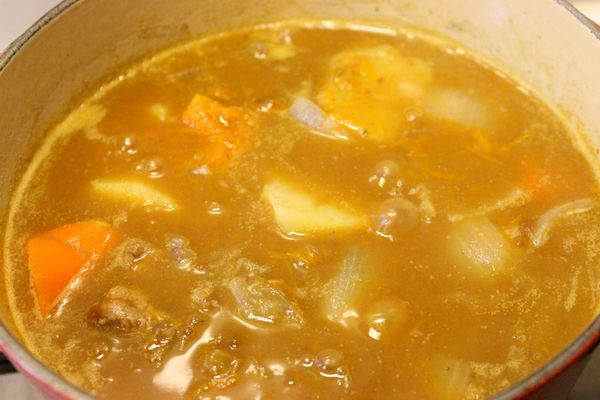 加入咖哩塊後，等咖哩塊融化，蓋上鍋蓋，熄火。再燜ㄧ下。要吃的時候，再重新加熱過，會比較好吃。※ 剛煮好的咖哩，咖哩是咖哩，菜是菜，兩者不融和，不會好吃。等涼後，再回溫ㄧ次，才會好吃！