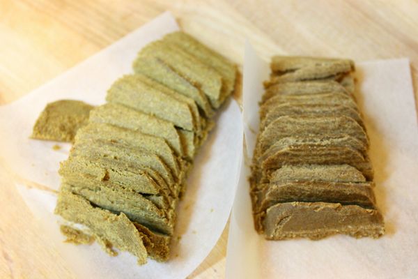 小祕訣：1. 咖哩塊放入鍋中之前，可先用刀子切成片，平均灑進鍋中，咖哩比較快融入湯中，比較不會結塊。2. 加入南瓜的咖哩，甜味會增加。3. 試吃若調味不夠，應該是加咖哩塊，而不是加鹽巴，醬油或糖，因為前三者會破壞咖哩鍋的味道平衡。