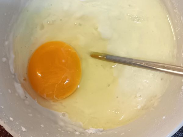 在來粉+低筋麵粉+水稍微攪拌，打入一顆蛋攪拌均勻