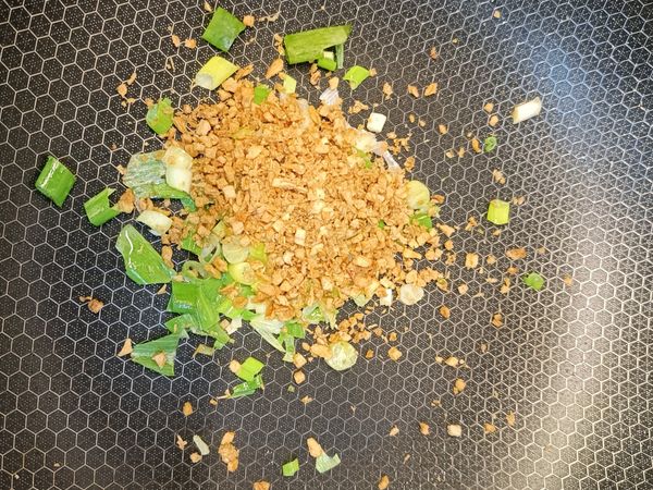 開小火下蔥末、蒜頭酥、適量胡椒鹽、黑糖一大匙炒香炒酥