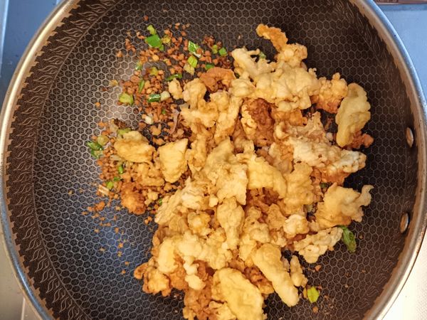 倒入炸好的蛋粉酥，中小火拌炒入味約8~10秒起鍋，試吃味道，不鹹可在撒一點鹽巴，或胡椒鹽就完成了！