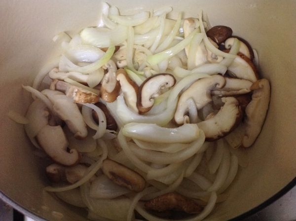 洋蔥、香菇切絲，爆香