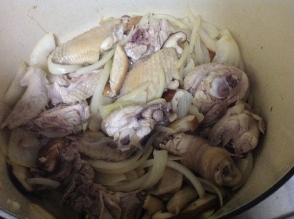 雞肉汆燙洗淨和爆香好的洋蔥拌炒，讓雞肉有點焦香上色