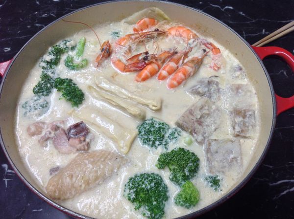 10分鐘後加入蔬菜、蝦子調味就完成