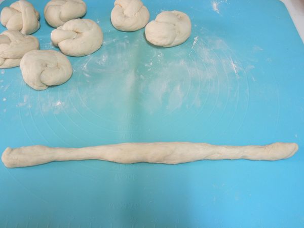成形
麵糰排氣後，分成8-10分。
麵糰鬆弛後搓成長條。
