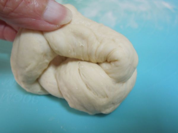 成形
單結兩端拉過來相接，蒜結麵包造型就好了。
置於發酵裝置中，繼續第二次發酵，約30-50分鐘。