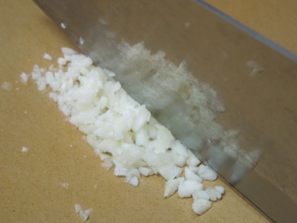 蒜香醬
將蒜頭切成蒜末。