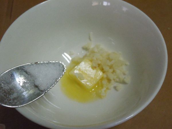 蒜香醬
在奶油中加入蒜末、鹽。