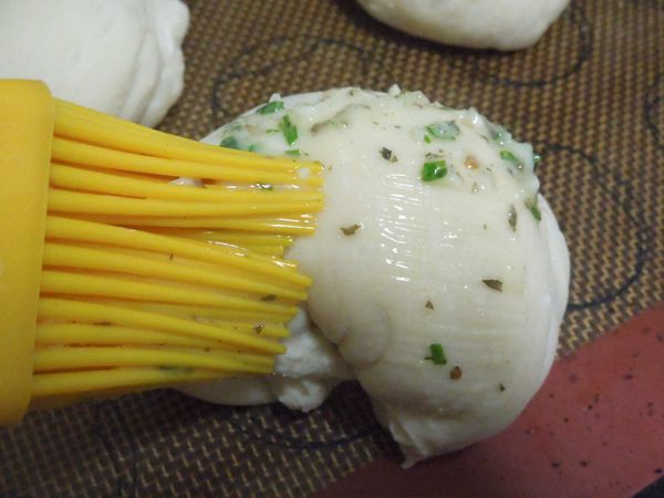 蒜香醬
將醬汁刷在麵糰上。