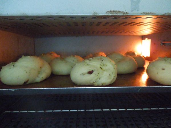 烤焙
烤箱以攝氏180度預熱，麵包需要烤23-25分鐘，依麵包大小(8顆或10顆)及自家烤箱特性而定。
中間時間要調頭一次。