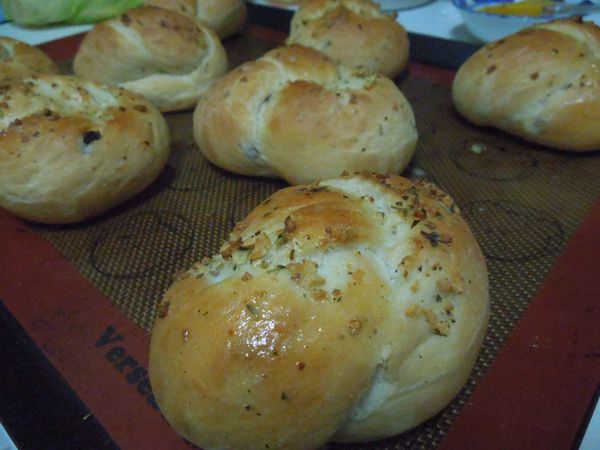 出爐
香噴噴的麵包出爐了，趁熱刷上奶油，增加光澤香氣。