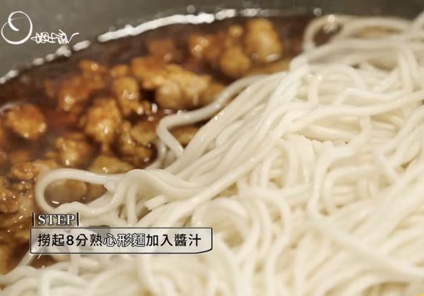 撈起麵條放入前一步驟的醬汁當中，開火拌開。