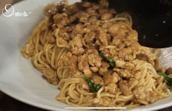 取成品碗，將麵與料置入碗中，即完成。