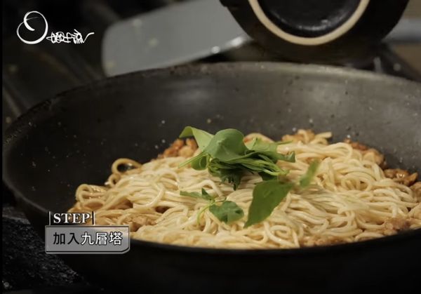 加入九層塔，拌炒至醬汁收完。