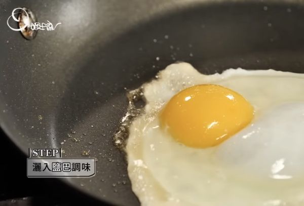 取平底鍋，熱鍋下油打入雞蛋，撒上鹽巴調味，蛋煎到半生熟起鍋備用。