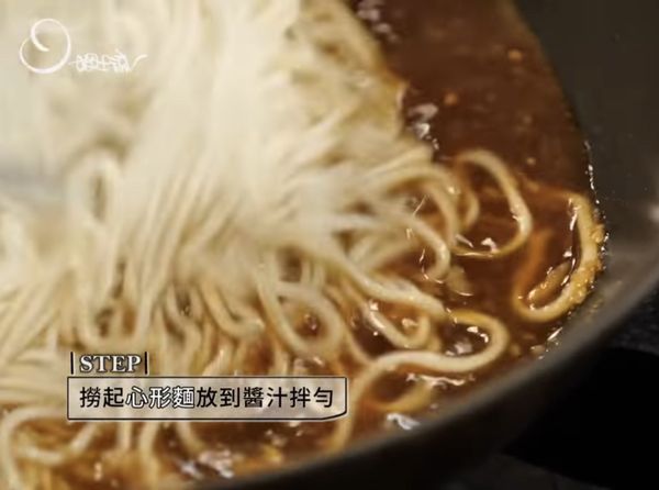 將煮好的麵撈起，放入平底鍋中吸收醬汁。